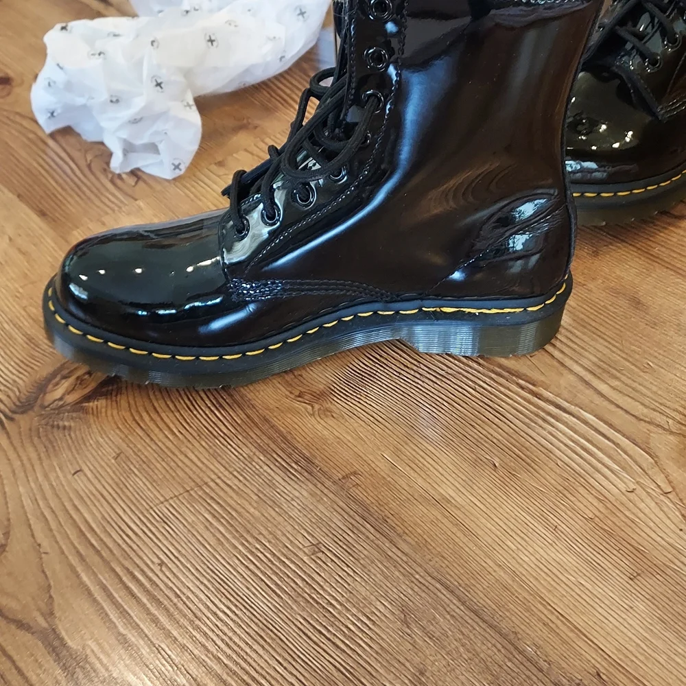 Dr. Martens Shiny Black Amphibian NEW Sz 10 Boots - Picture 3 of 5